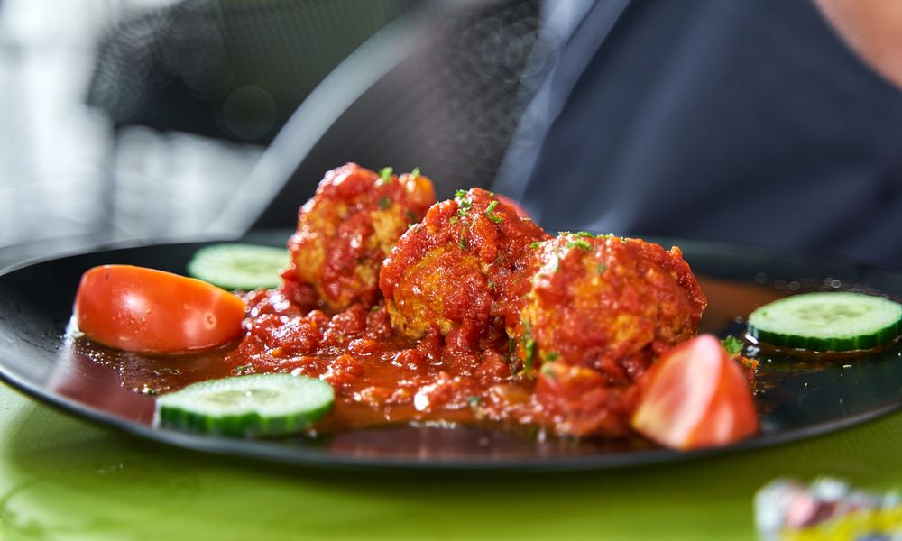 Albóndigas listas para servir en salsa