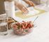 Carne molida cruda en un recipiente lista para cocinar