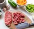 Ingredientes y carne preparados para una cocción tipo guiso