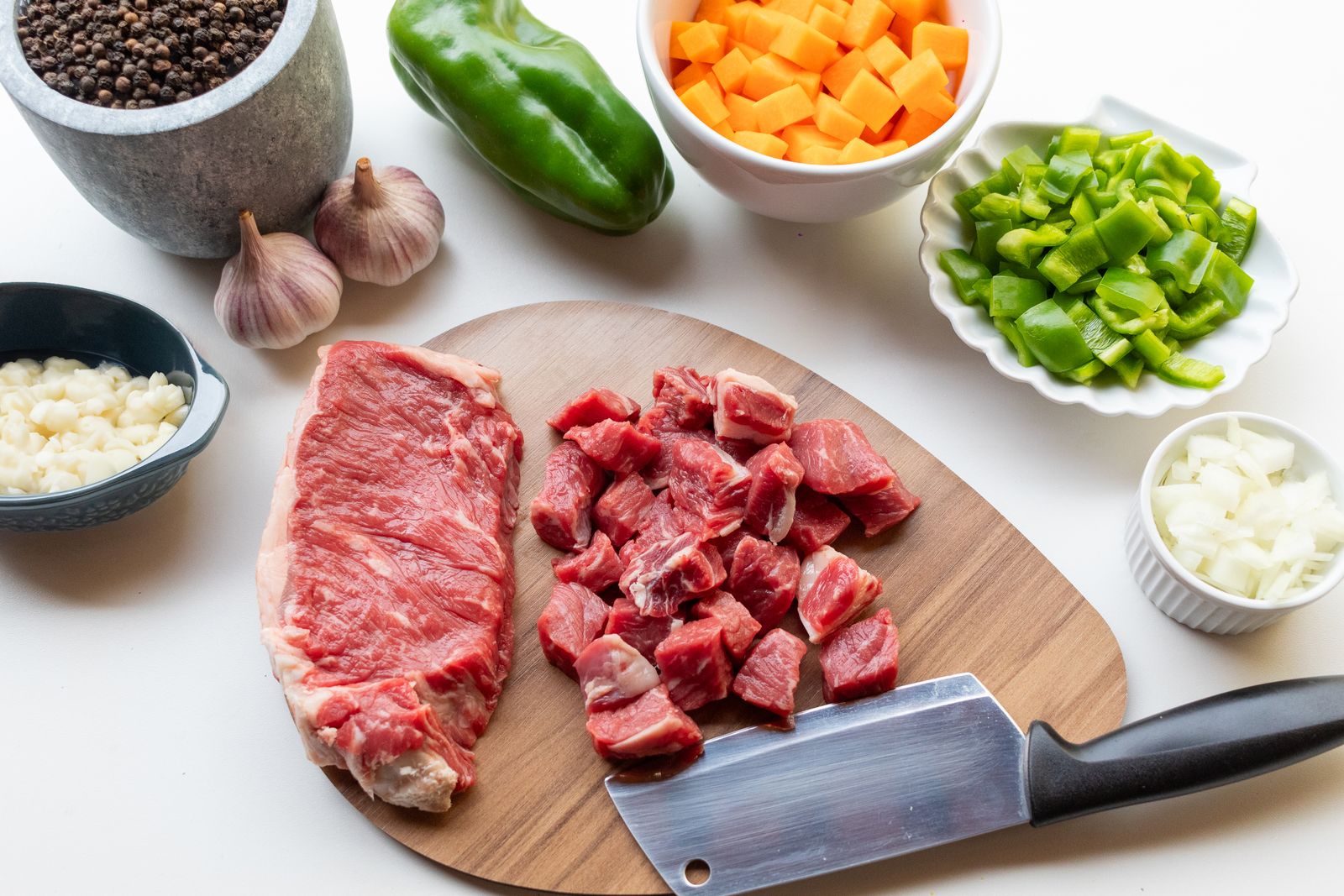 Ingredientes y carne preparados para una cocción tipo guiso