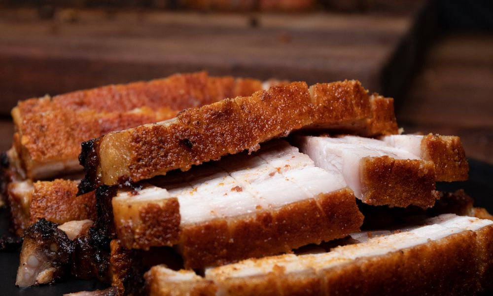 Chicharrón crocante ya servido en un plato