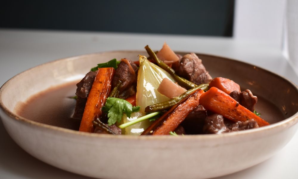 Plato servido de carne de res guisada