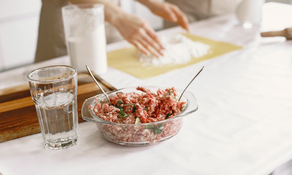 Carne molida cruda en un recipiente lista para cocinar