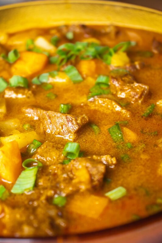 Preparación de carne guisada con vegetales