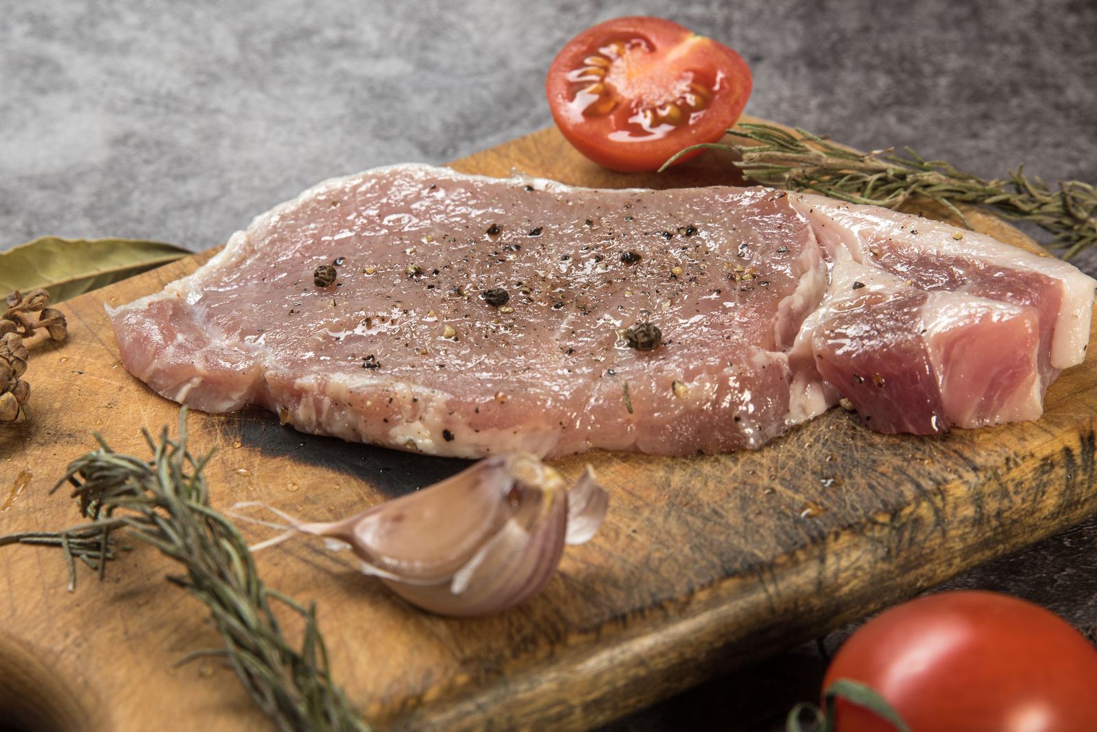 Chuletas de cerdo crudas preparadas para cocinar