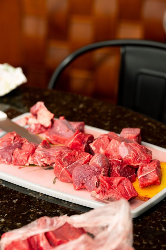 Trozos de carne de res listos para cocinar