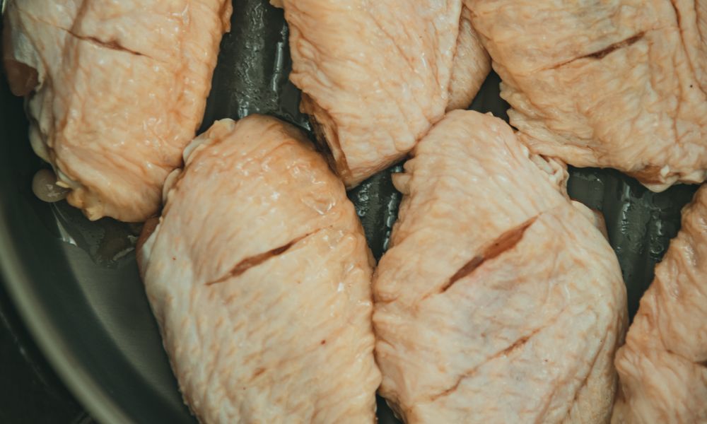 Piezas de pollo crudas listas para cocinar