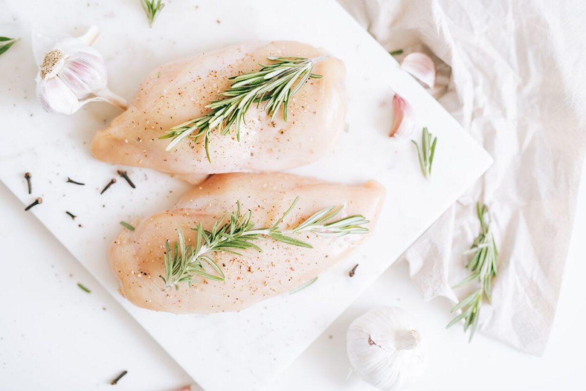 Filetes de pechuga de pollo sazonados para cocinar
