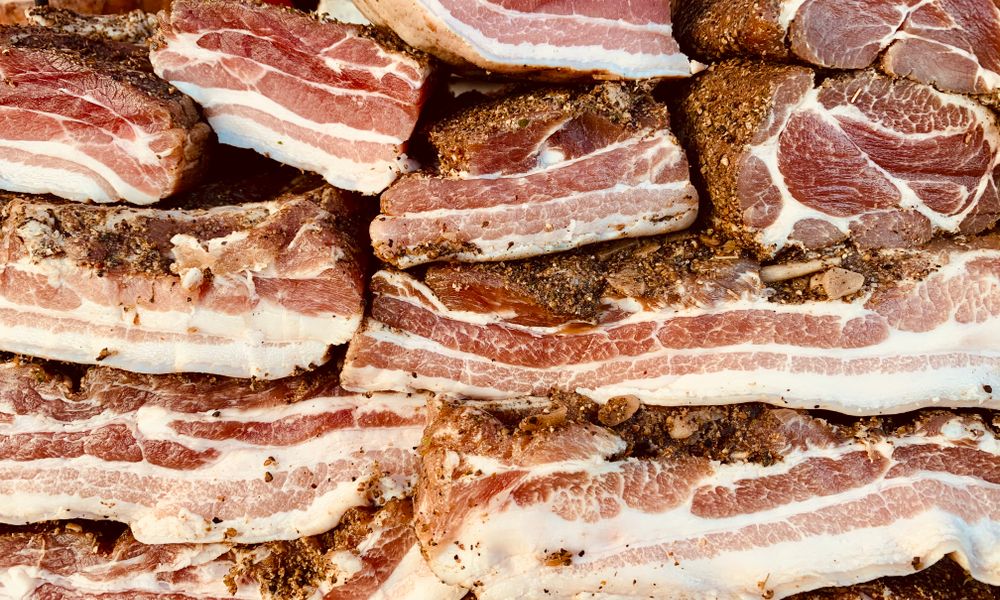 Tocino barriguero crudo en tiras listo para cocinar